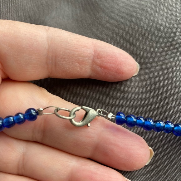 Necklace with blue glass beads and 7 silver toned metal flowers - Picture 7 of 8